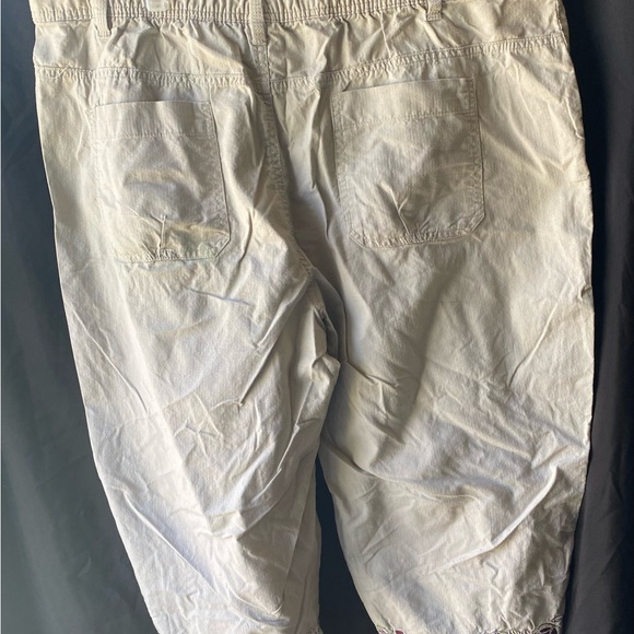 Basic Editions Size XL Ecru Capris With Floral/Leaf Embroidering EUC - Picture 3 of 7